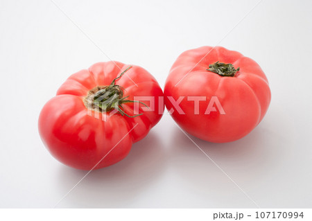 美味しそうなトマト　変な形 107170994