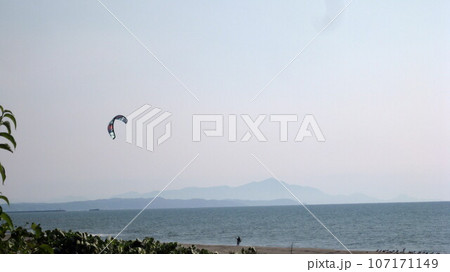 砂浜でスポーツカイトする風景 砂浜でスポーツカイトする風景 107171149