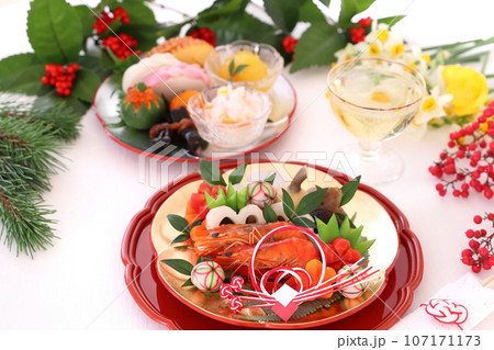 銀の梅皿に盛り付けた華やかな一人用おせち料理　一人前おせち料理 107171173