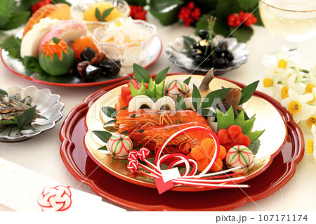 銀の梅皿に盛り付けた華やかな一人用おせち料理　一人前おせち料理 107171174