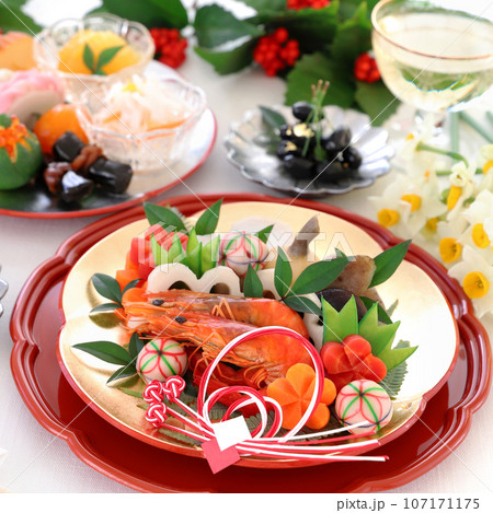 銀の梅皿に盛り付けた華やかな一人用おせち料理　一人前おせち料理 107171175