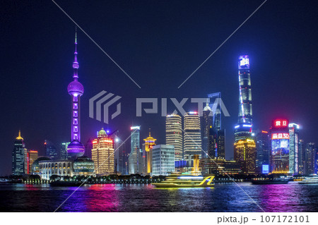 上海 プードン・ルージャーズイ(浦東・陸家嘴)の夜景 外灘(がいたん)から望む 上海 プードン・ルージャーズイ(浦東・陸家嘴)の夜景 外灘(がいたん)から望む 107172101