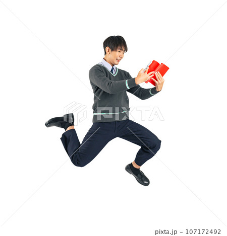 本を読みながらジャンプする男子学生 背景透過切り抜きPNG 本を読みながらジャンプする男子学生 背景透過切り抜きPNG 107172492