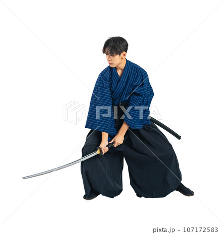 刀を振る少年　サムライ　武道　背景透過切り抜きPNG 107172583