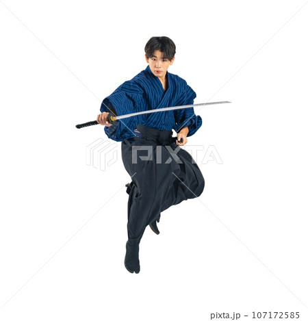 ジャンプして日本刀を振る少年　サムライ　武道　背景透過切り抜きPNG 107172585
