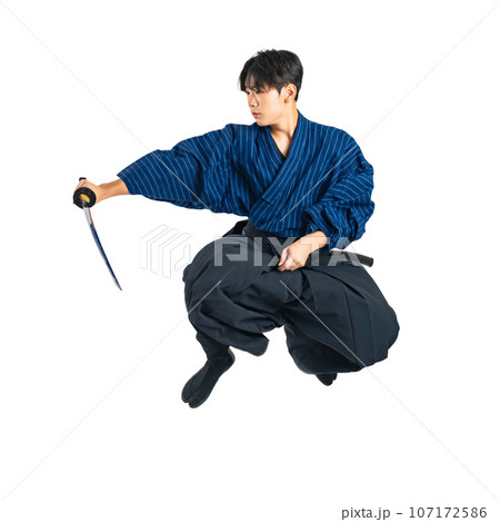 ジャンプして日本刀を振る少年　サムライ　武道　背景透過切り抜きPNG 107172586