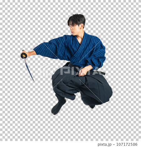 ジャンプして日本刀を振る少年　サムライ　武道　背景透過切り抜きPNG 107172586