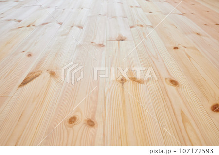 住宅のフローリング 無垢床 パイン 松の木 住宅のフローリング 無垢床 パイン 松の木 107172593