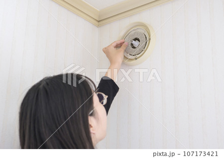 換気口フィルターの交換（古いフィルターを外す） 107173421