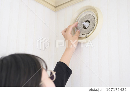 換気口フィルターの交換（古いフィルターを外す） 107173422