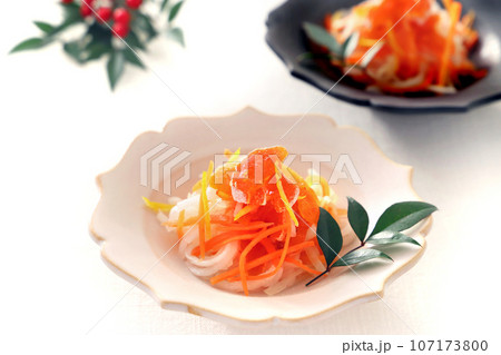 干し柿入り紅白なます　干し柿乗せ紅白なます　干し柿なます 107173800