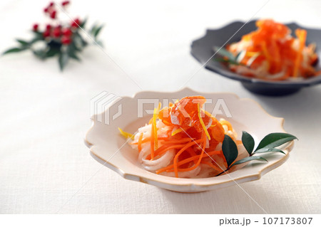 干し柿入り紅白なます　干し柿乗せ紅白なます　干し柿なます 107173807