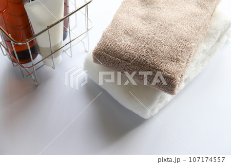 タオルと洗面用具 107174557