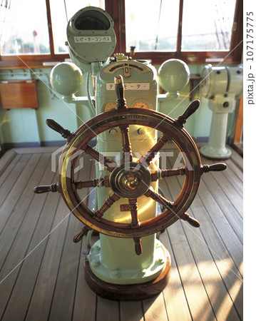 帆船操舵室の舵輪の写真素材 [107175775] - PIXTA