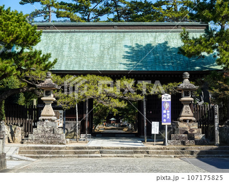 四国霊場第80番札所 讃岐国分寺 仁王門（香川県高松市） 107175825