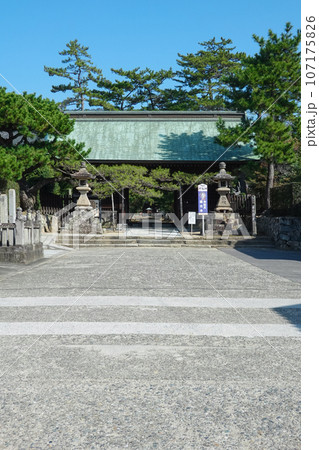 四国霊場第80番札所 讃岐国分寺 仁王門（香川県高松市） 107175826