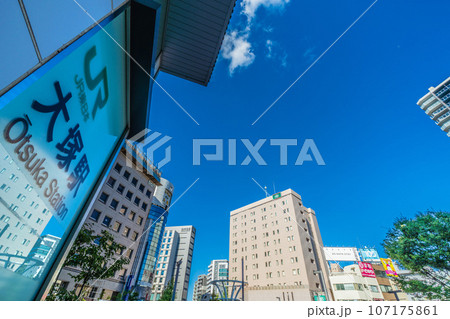 日本の東京都市景観 9月。大塚駅などを望む 107175861