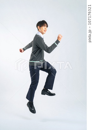 ジャンプする男子学生（切り抜きPNGも販売中！作者リンク参照） 107176321