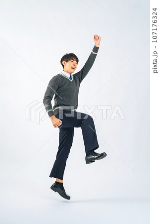 ジャンプする男子学生（切り抜きPNGも販売中！作者リンク参照） 107176324