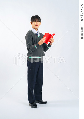 本を読む男子学生（切り抜きPNGも販売中！作者リンク参照） 107176325