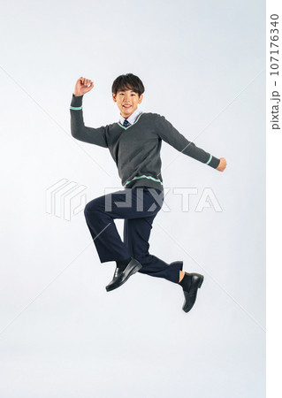 ジャンプする男子学生(切り抜きPNGも販売中!作者リンク参照) ジャンプする男子学生(切り抜きPNGも販売中!作者リンク参照) 107176340