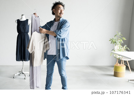 アパレルショップで働く店員 接客するスタッフ アパレルショップで働く店員 接客するスタッフ 107176341