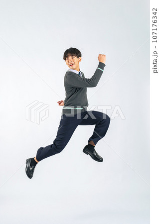 ジャンプする男子学生(切り抜きPNGも販売中!作者リンク参照) ジャンプする男子学生(切り抜きPNGも販売中!作者リンク参照) 107176342
