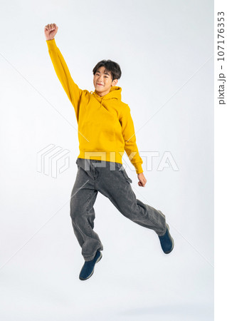 ジャンプする少年（切り抜きPNGも販売中！作者リンク参照） 107176353