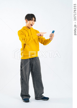 スマホを見て驚く少年(切り抜きPNGも販売中!作者リンク参照) スマホを見て驚く少年(切り抜きPNGも販売中!作者リンク参照) 107176355