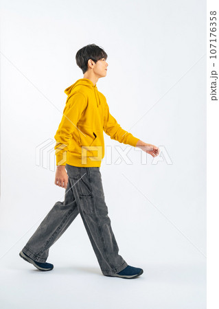 歩く少年(切り抜きPNGも販売中!作者リンク参照) 歩く少年(切り抜きPNGも販売中!作者リンク参照) 107176358