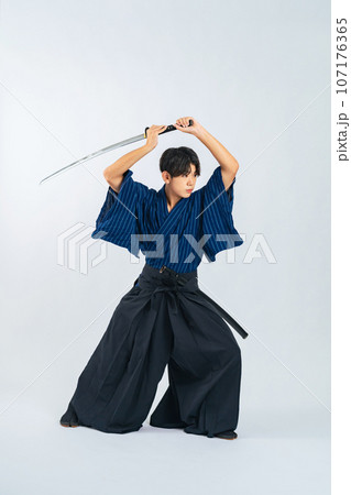 刀を構える少年　サムライ　武道（切り抜きPNGも販売中！作者リンク参照） 107176365