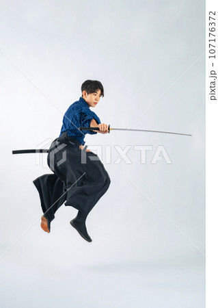 ジャンプして日本刀を振る少年　サムライ　武道（切り抜きPNGも販売中！作者リンク参照） 107176372