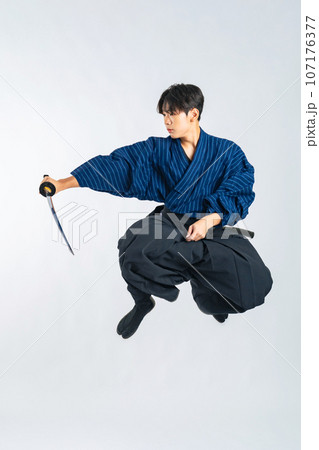 ジャンプして日本刀を振る少年 サムライ 武道(切り抜きPNGも販売中!作者リンク参照) ジャンプして日本刀を振る少年 サムライ 武道(切り抜きPNGも販売中!作者リンク参照) 107176377