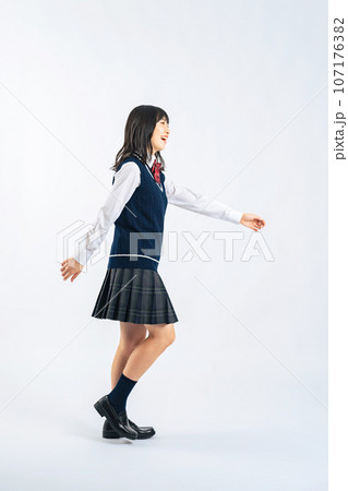 歩く制服の女子学生（切り抜きPNGも販売中！作者リンク参照） 107176382