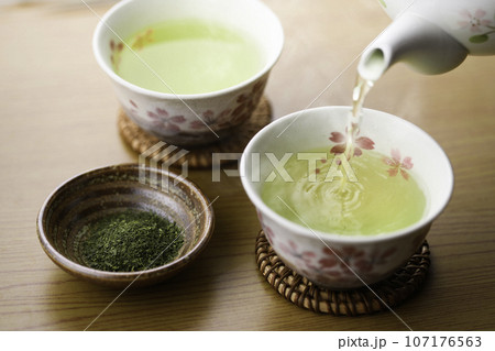 緑茶 ( 急須で緑茶を注ぐ )日本茶 緑茶 ( 急須で緑茶を注ぐ )日本茶 107176563