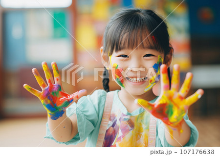 お絵かきを楽しむ笑顔の女の子 お絵かきを楽しむ笑顔の女の子 107176638