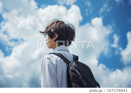 空を見上げる男子高生の後ろ姿 107176641