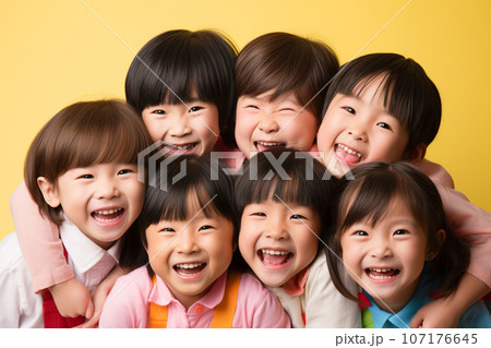 笑顔の子どもたち 107176645