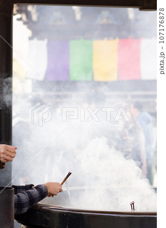 初詣 お寺にお参りする小さな手 107176878