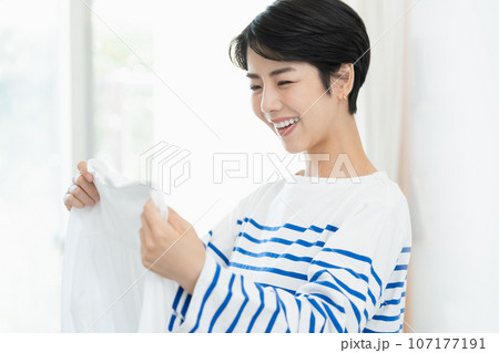 洗濯物を確認する女性 107177191