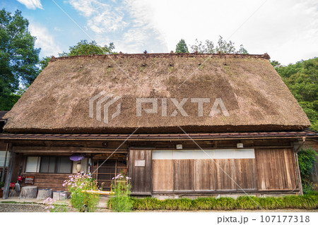 岐阜県」茅葺き屋根の集落・白川郷の写真素材 [107177318] - PIXTA