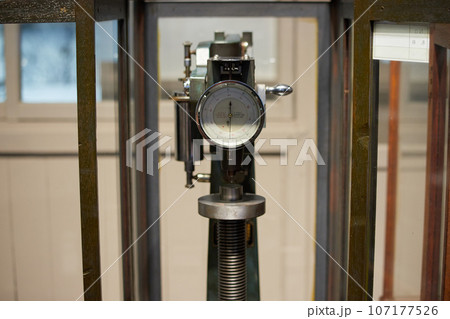 金属加工用の硬度測定機械の様子 金属加工用の硬度測定機械の様子 107177526