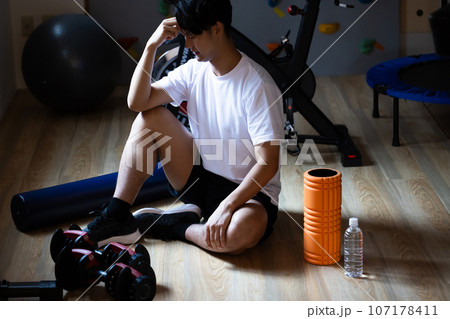 部屋で体を鍛える若い男性 部屋で体を鍛える若い男性 107178411