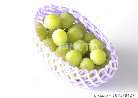 フルーツキャップに入っているシャインマスカットを白背景で撮影 107178427