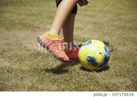 サッカーボールと少年　キックする足元アップ 107178638