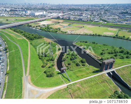 空撮「埼玉県」彩湖上空から下流を撮影 107178650