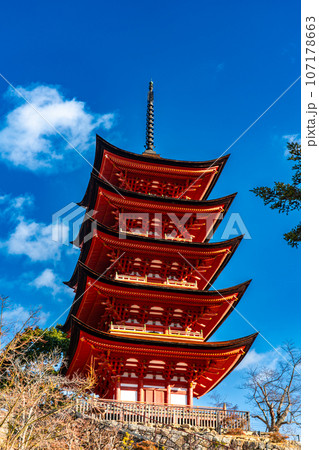 【世界遺産 嚴島神社】【安芸国一宮】新年の晴れた朝の五重塔 広島県廿日市市 【世界遺産 嚴島神社】【安芸国一宮】新年の晴れた朝の五重塔 広島県廿日市市 107178663