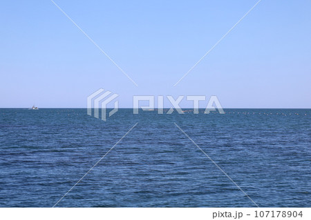 夏の北海道、宗谷地方、一本道を走ってるとオホーツク海に突き出した千畳岩に出会う。夏の海辺で何想う 107178904