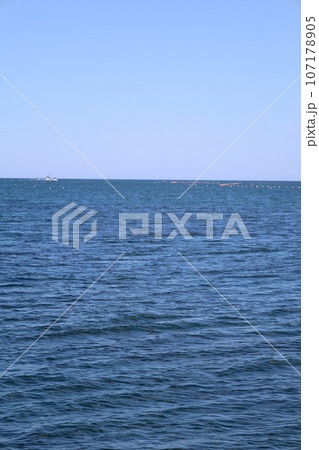 夏の北海道、宗谷地方、一本道を走ってるとオホーツク海に突き出した千畳岩に出会う。夏の海辺で何想う 107178905