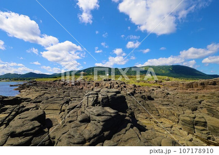 夏の北海道、宗谷地方、一本道を走ってるとオホーツク海に突き出した千畳岩に出会う。夏の海辺で何想う 107178910